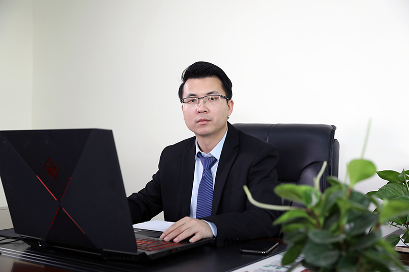 副总经理龙相任先生